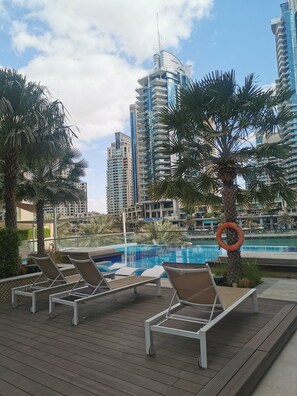 An infinity pool, a heated pool - Luxury waterfront 3br in No. 9 Marina (Дубай)