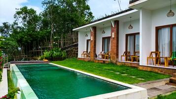 Piscina externa, espreguiçadeiras