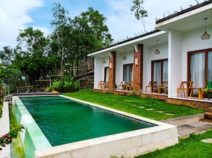 Outdoor pool, sun loungers - Ancala Uluwatu (Pecatu)