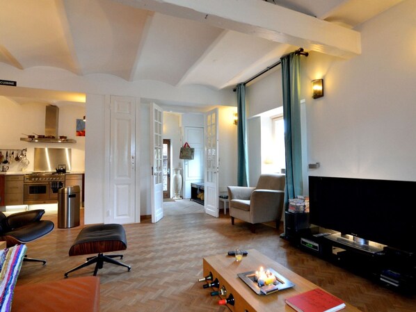 TV, fireplace, DVD player, stereo