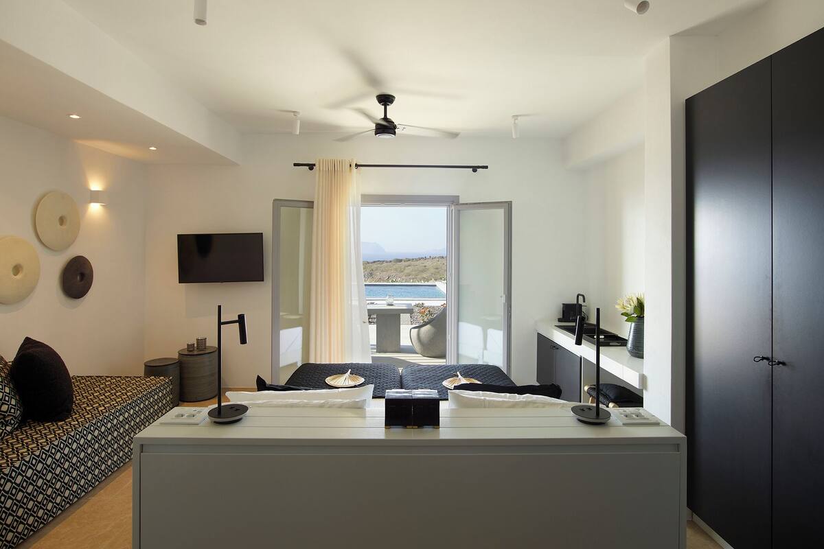 Deluxe Suite 7, Outdoor Heated Jacuzzi | ミニバー、デスク、防音設備、WiFi (無料)