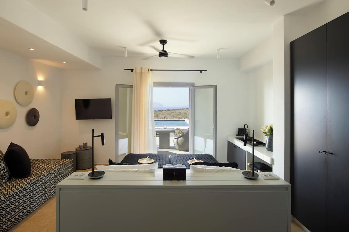 Deluxe Suite 7, Outdoor Heated Jacuzzi | 1 bedroom, minibar, individually decorated, individually furnished
