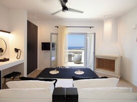 Grand Suite 2, Outdoor Heated Jacuzzi | 迷你吧、特色装修、特色家居、办公桌