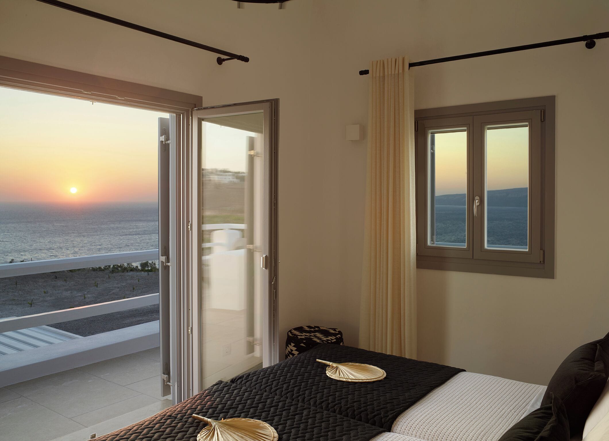 Minibar, decoración personalizada, muebles diferentes y escritorio 