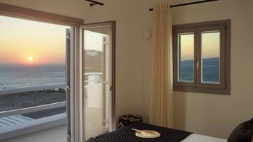 Grand Suite 4, Outdoor Heated Jacuzzi | Minibar, individuell dekoriert, individuell eingerichtet, Schreibtisch