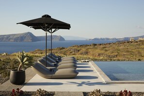 Seasonal outdoor pool, pool umbrellas, sun loungers - Absolute Paradise Santorini- Adults Only (Santorini)
