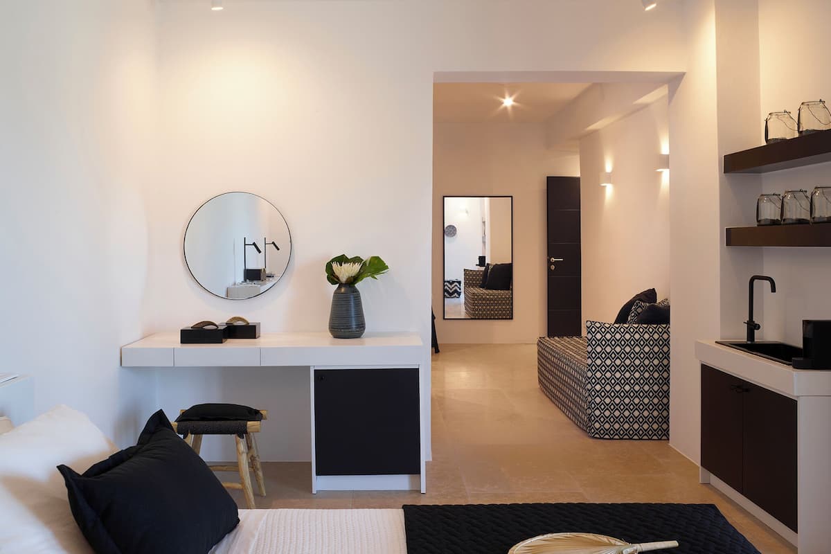 Deluxe suite 5, Patio | 1 bedroom, minibar, individually decorated, individually furnished