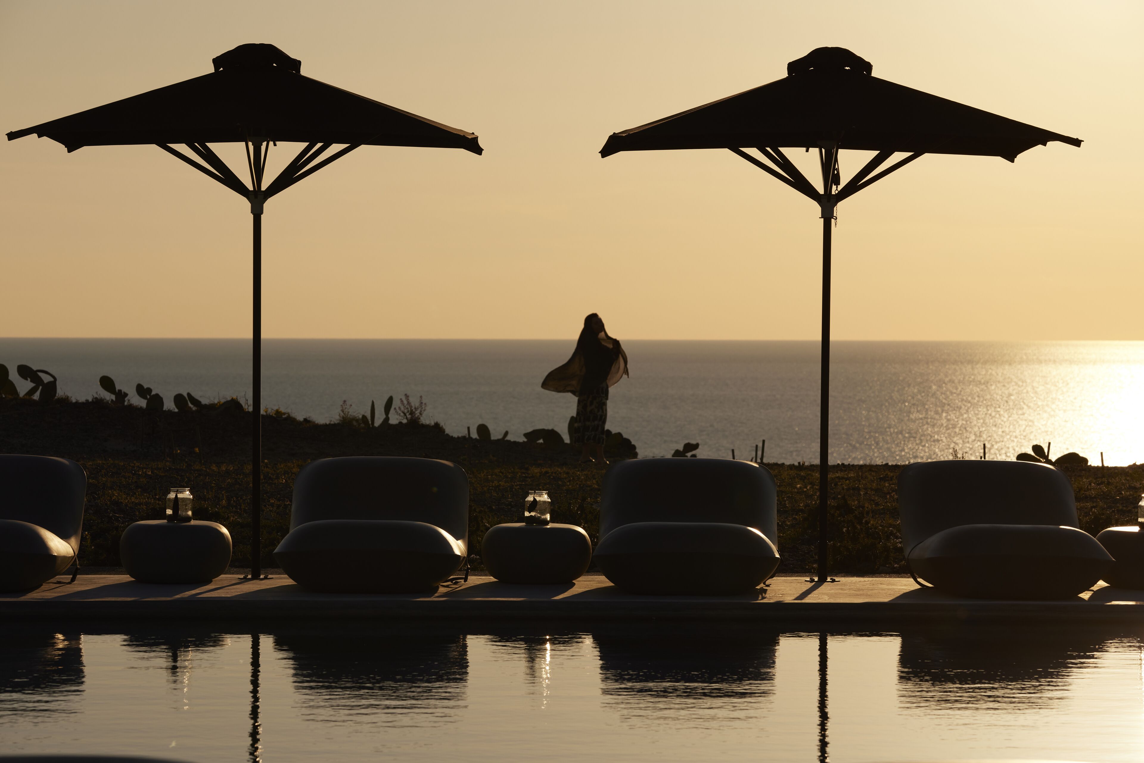 Seasonal outdoor pool, pool umbrellas, sun loungers