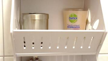 KĂŒhlschrank, Herdplatte, Wasserkocher mit Kaffee-/Teezubehör