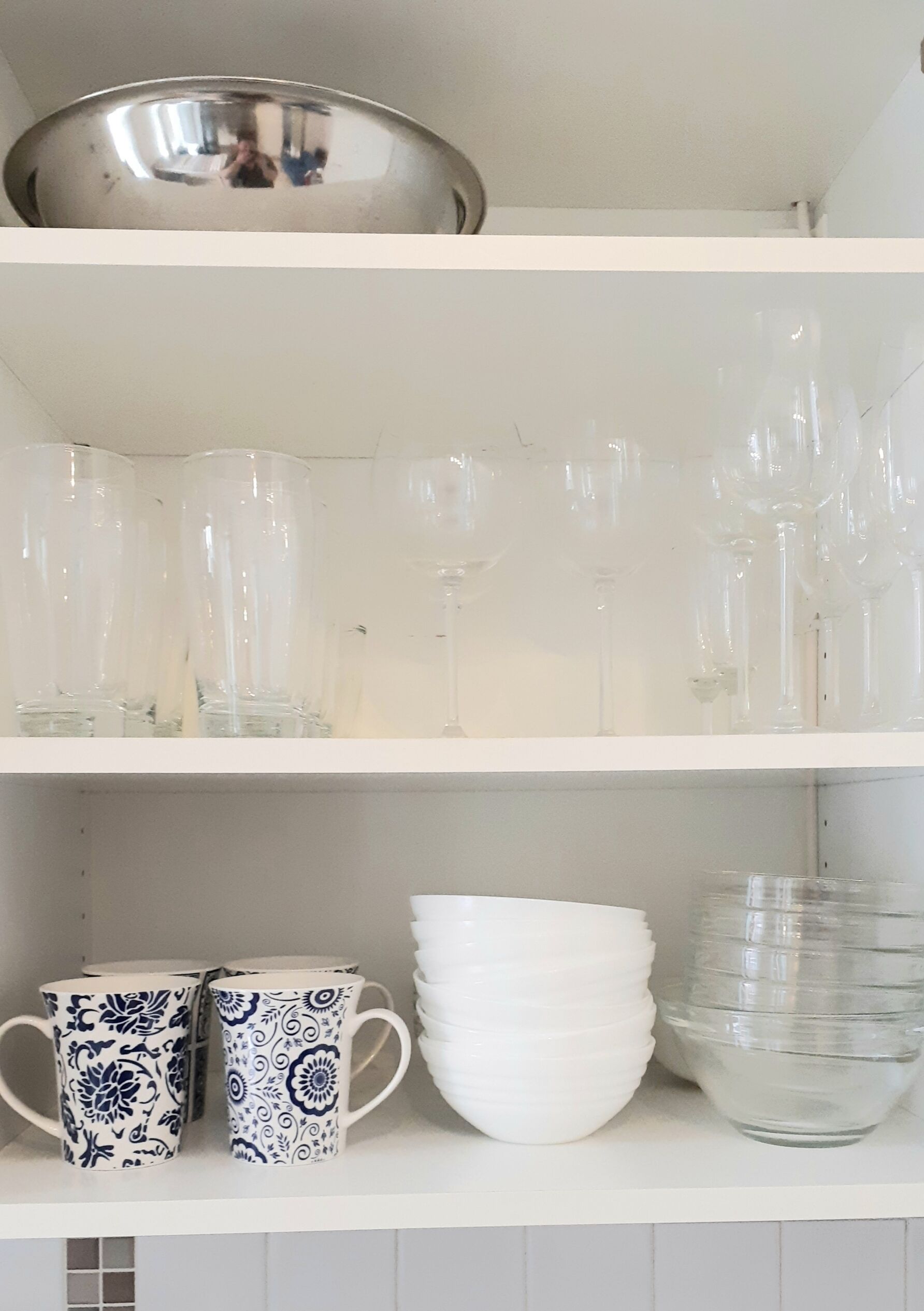 Fridge, stovetop, coffee/tea maker, electric kettle