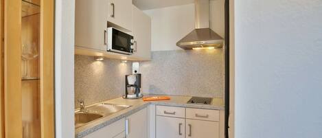 Kühlschrank, Mikrowelle, Wasserkocher mit Kaffee-/Teezubehör