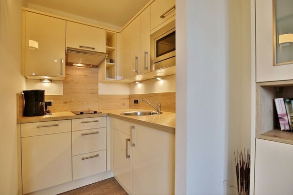 Køleskab, mikrobølgeovn, opvaskemaskine, kaffe-/temaskine