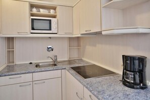 Kühlschrank, Mikrowelle, Wasserkocher mit Kaffee-/Teezubehör