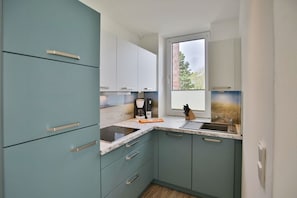 Køleskab, mikrobølgeovn, opvaskemaskine, kaffe-/temaskine