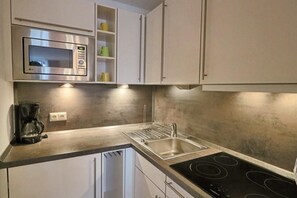 Kühlschrank, Mikrowelle, Wasserkocher mit Kaffee-/Teezubehör