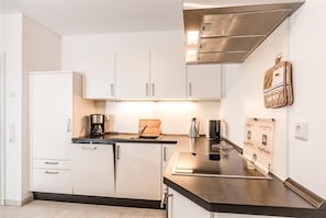 Kühlschrank, Mikrowelle, Ofen, Geschirrspüler