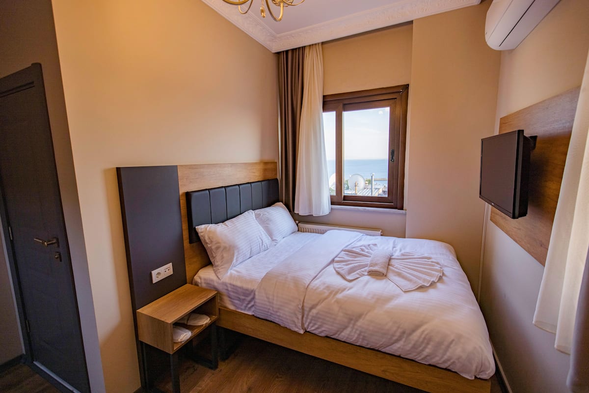 Chambre Double Deluxe | Matelas mémoire de forme, minibar, bureau