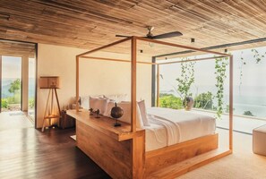 5 bedrooms, desk - Villa Solah at Tampah Hills (Central Lombok)