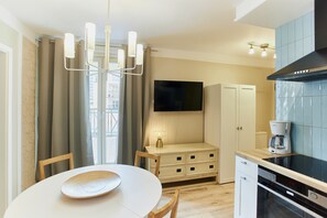 Tabla de planchar con plancha, wifi gratis y ropa de cama