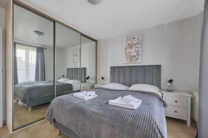 Tabla de planchar con plancha, wifi gratis y ropa de cama
