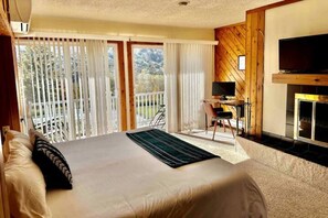 4 bedrooms, desk, iron/ironing board, travel crib - SPECTACULAR Hunter Mountain Views, INCREDIBLE LOCATION-2 minutes to slopes !! (Hunter)
