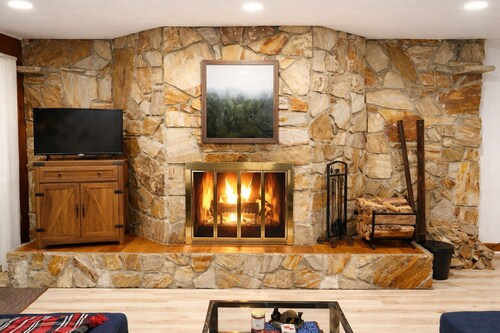 Luxury Hunter Mountain View Townhome -Pool-Fire pit-Walk to Scribner’s-Sleeps 10