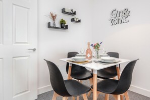 Apartment, 1 Queen-Bett und Schlafsofa | Speisen
