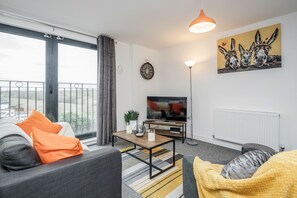Appartement, 1 grand lit et 1 canapé-lit | Salle de séjour | Télévision de 30 pouces avec chaßnes par cùble