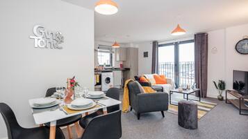 Huoneisto, 1 keskisuuri parisänky ja vuodesohva | Yksityinen keittiö | Jääkaappi, mikroaaltouuni, uuni, liesi