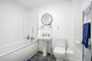 Apartment, 1 Queen-Bett und Schlafsofa | Badezimmer | Badewanne und Dusche (separat), Komfortbadewanne, Haartrockner