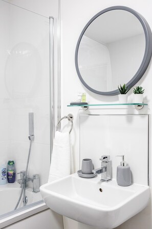 Apartamento, 1 cama Queen e sofá-cama | Banheiro | Banheira e chuveiro separados, banheira de imersão, secador de cabelo 