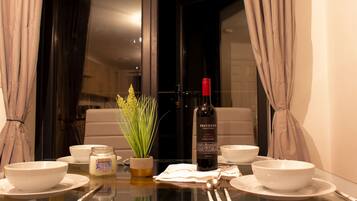 Huoneisto, 1 keskisuuri parisänky ja vuodesohva | Yksityinen keittiö | Jääkaappi, mikroaaltouuni, uuni, liesi