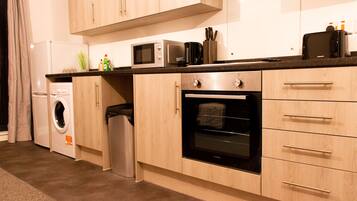 Huoneisto, 1 keskisuuri parisänky ja vuodesohva | Yksityinen keittiö | Jääkaappi, mikroaaltouuni, uuni, liesi