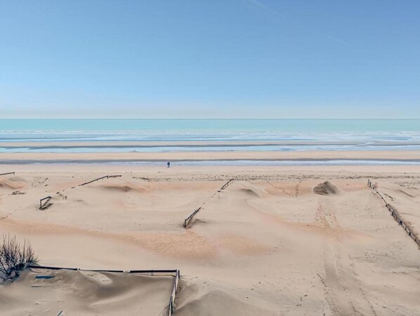 På stranden