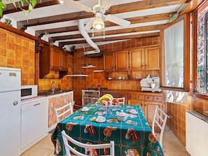 Kühlschrank, Mikrowelle, Ofen, Geschirrspüler