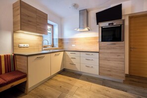 ثلاجة، فرن، موقد طهي مسطح، غسالة أطباق