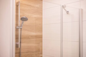 Ducha, secador de pelo y toallas