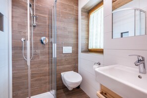 Shower, hair dryer, towels - Apartment "Heiserhof - Apfel" with Mountain View, Terrace & Wi-Fi (Ratschings)