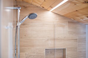 Douche, sèche-cheveux, serviettes fournies