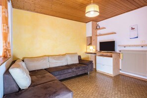 Una televisión, una mesa de tenis de mesa