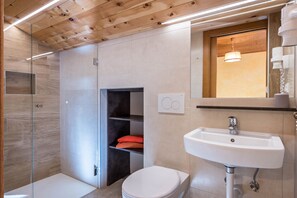 Shower, hair dryer, towels - Apartment "Heiserhof - Birke" with Mountain View, Balcony & Wi-Fi (Ratschings)