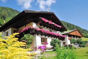 Exterior - Studio Apartment "Heiserhof - Holunder" with Mountain View, Balcony & Wi-Fi (Ratschings)