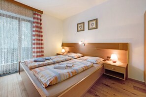 1 bedroom, free WiFi, bed sheets - Studio Apartment "Heiserhof - Holunder" with Mountain View, Balcony & Wi-Fi (Ratschings)