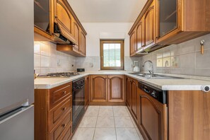 ثلاجة، فرن، موقد طهي مسطح، غسالة أطباق