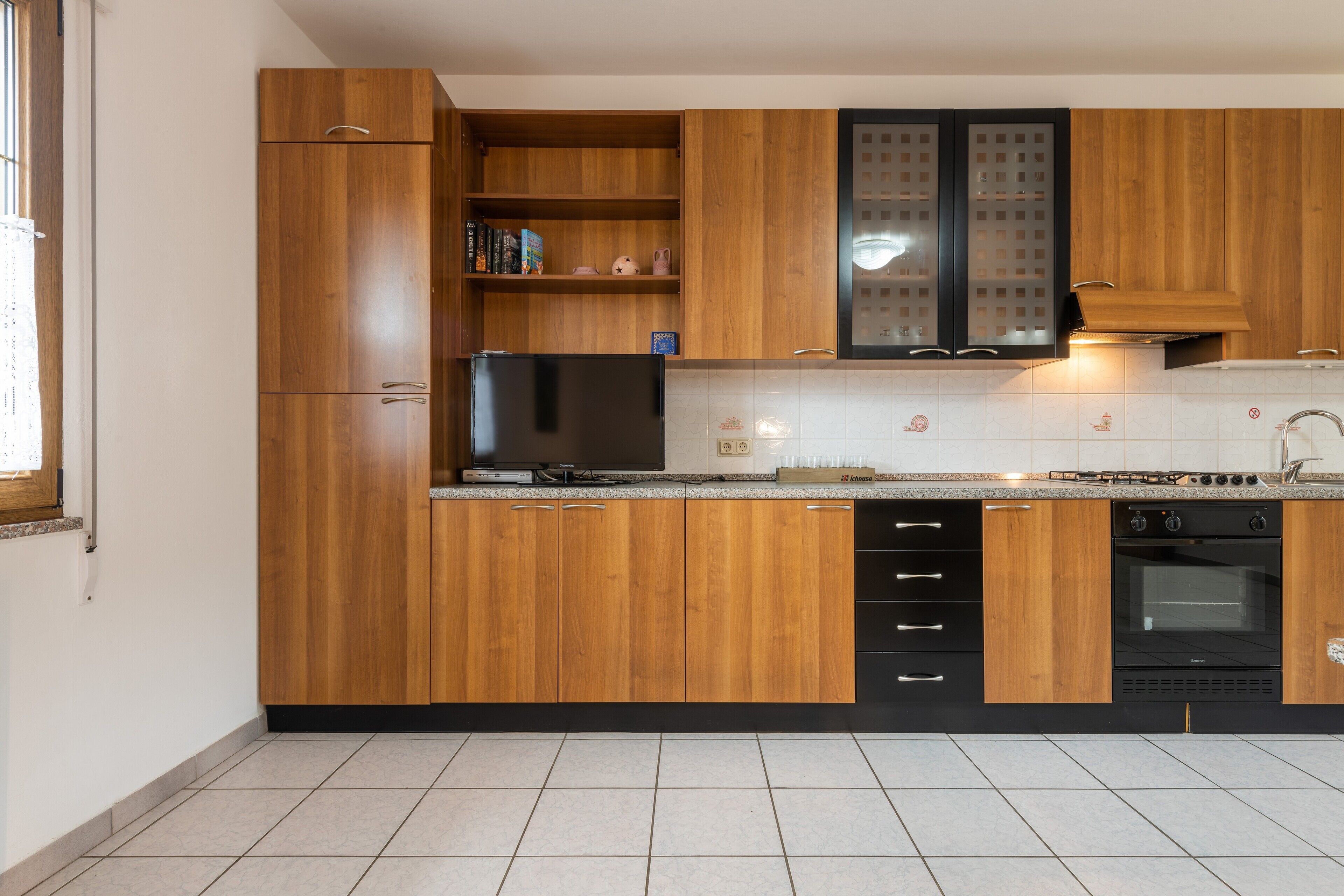 Kylskåp, ugn, spishäll och kaffe- och tebryggare