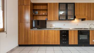 Kylskåp, ugn, spishäll och kaffe- och tebryggare