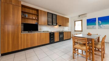 Refrigerador, horno, parrilla de estufa y cafetera y tetera