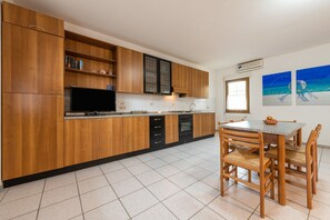 Kühlschrank, Ofen, Herdplatte, Wasserkocher mit Kaffee-/Teezubehör