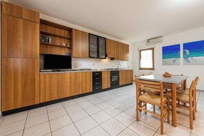 Frigorifero, forno, piano cottura, macchina per tè/caffè