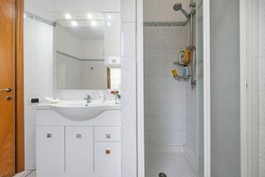 Douche, sèche-cheveux, serviettes fournies